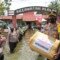 Kapolres Kapuas AKBP Manang Soebeti beserta jajaran Polres Kapuas membawa bantuan logistik ke korban banjir di Kecamatan Alalak Kabupaten Barito Kuala Kalimantan Selatan (Kalsel) (Angga / Mattanews.co)