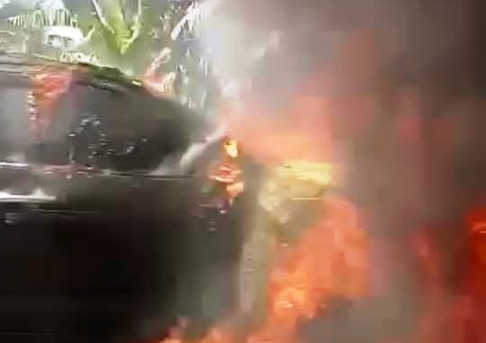 Mobil dinas (mobdin) Plt Sekda Muara Enim Sumsel mengalami kecelakaan setelah ditabrak sepeda motor CBR (Arie / Mattanews.co)