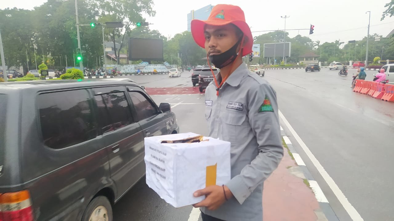 Anggota K9 Team yang tergabung dalam Organisasi Pecinta Alam (OPA) di Sumsel menggelar penggalangan dana untuk Sulbar dan Kalsel (Anang / Mattanews.co)