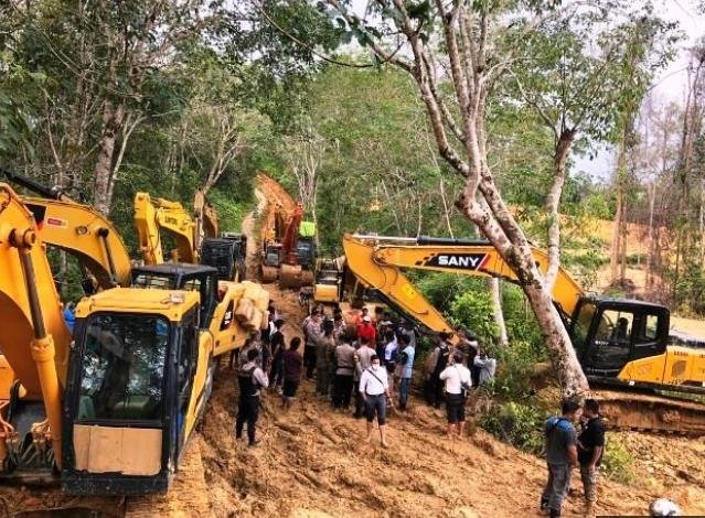 Belasan unit alat berat jenis ekskavator dikeluarkan dari lokasi PETI, di sepanjang aliran Sungai Batang Limun dan kawasan hutan lindung Desa Lubuk Bedorong, Kecamatan Limun, Kabupaten Sarolangun Jambi (Dok. Humas Polres Sarolangun / Mattanews.co)