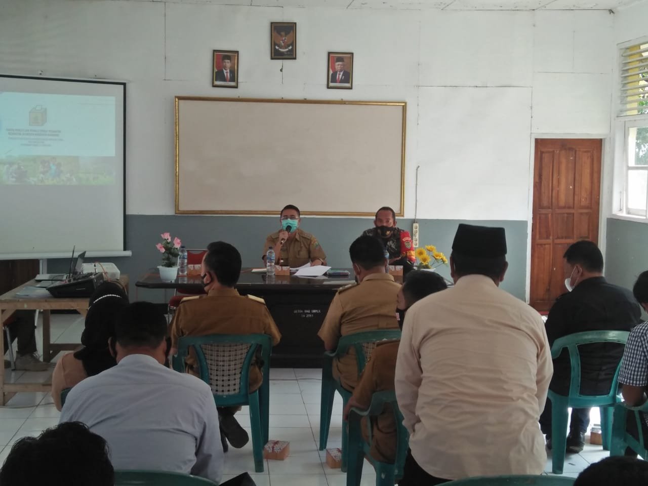 Camat Jayakerta , Budiman Achmad menggelar sosialisasi ke bakal calon (balon) kepala desa di Kecamatan Jayakarta Kabupaten Karawang Jawa Barat (Jabar) (Aep / Mattanews.co)