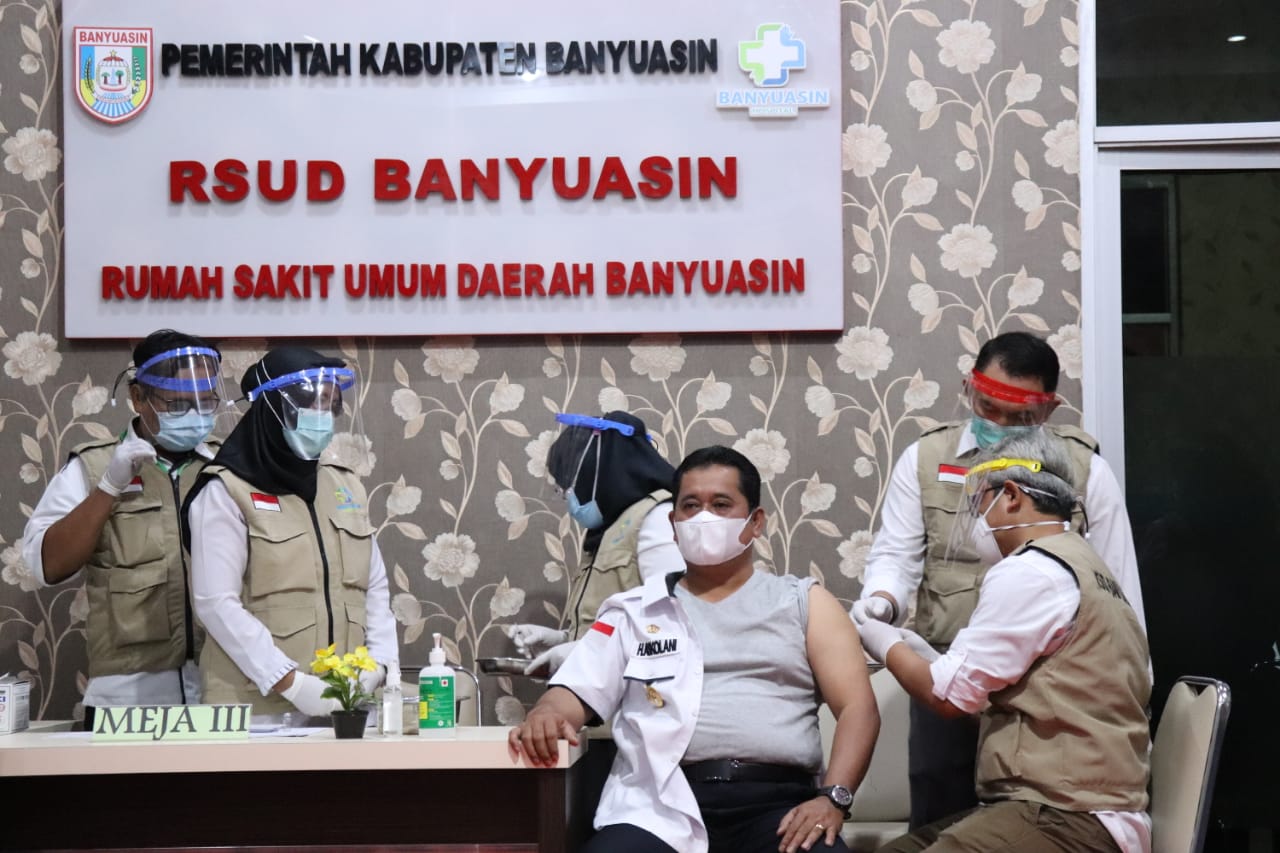 Bupati Banyuasin disuntik vaksin.