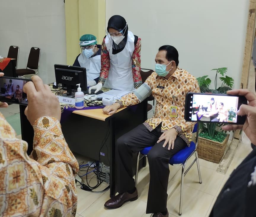 Vaksinasi terhadap Walikota Prabumulih Ridho Yahya.