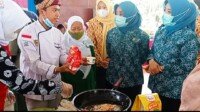 Ipemi Tampilkan Demo Masak, Suryani dan Reni Kagumi Lele Terbang