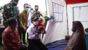 Kunjungi Pengungsi, Menko PMK Minta Penanganan Perempuan dan Anak Diutamakan