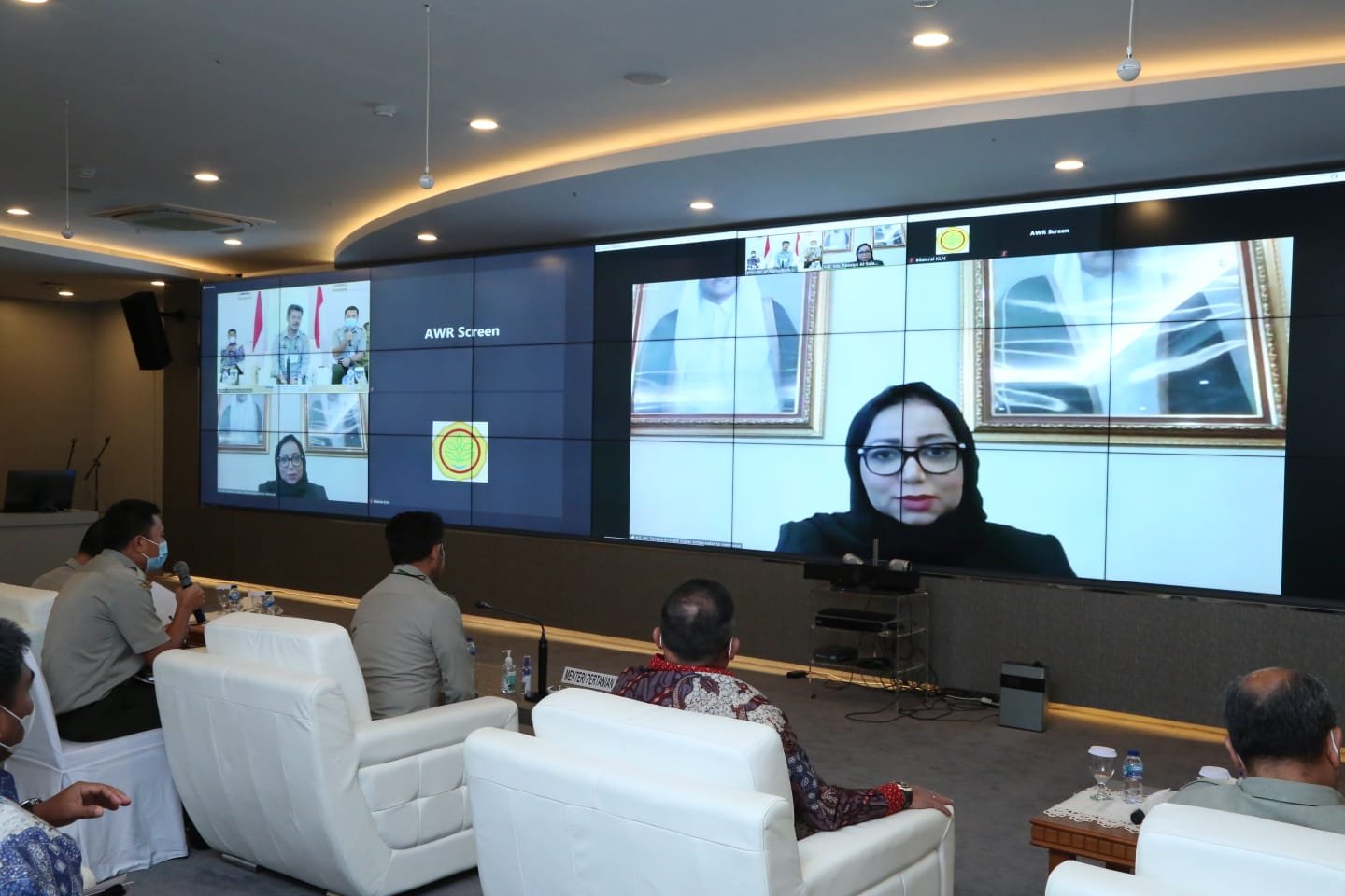 Bupati Muba Dr Dodi Reza Alex Noerdin Lic Econ MBA diajak mengikuti video conference bersama Menteri Pertanian Dr Syahrul Yasin Limpo SH MSi MH dan Duta Besar (Dubes) Qatar untuk Indonesia HE Fawziya Edrees Salman Al-Sulaiti, di Kantor Kementerian Pertanian Republik Indonesia Gedung A Lantai 2 Jalan Harsono RM Jakarta Selatan, Kamis (28/1/2021)