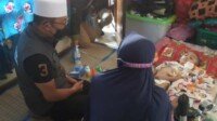 Ridwan Kamil Kunjungi Zidan Anak Penderita Meningitis di Karawang