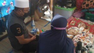 Ridwan Kamil Kunjungi Zidan Anak Penderita Meningitis di Karawang