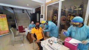 Disuntik Vaksin, Dansat Brimob Jabar : Jangan Takut, Tidak Usah Kuatir