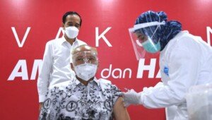 Hari Ini, Presiden Tinjau Vaksinasi Massal Tenaga Pendidik dan Kependidikan di SMAN 70 Jakarta
