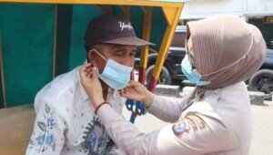 Peduli Kepada Masyarakat, Polres Inhil Bagikan Masker