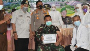 Dandim 0403/OKU Jadi Orang Pertama yang Disuntik Vaksin COVID-19
