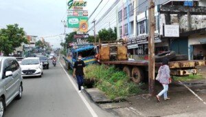 Tak Kunjung Dievakuasi, Dua Kendaraan Besar ini Dianggap Tutupi Tempat Usaha dan Ganggu Aktifitas Warga