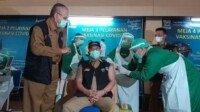 Jadi Orang Pertama Divaksin di Muara Enim, Ini Pesan Juarsah Untuk Masyarakat