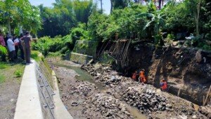 Pembatas Sungai yang Ambruk di Kota Blitar akan Dibangun Lagi