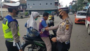 Komitmen Antisipasi Penyebaran Covid-19, KBO Satlantas Muara Enim Bagikan Masker