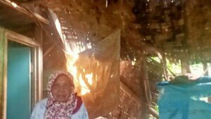 Luput Bantuan Pemerintah, Perempuan Lansia di Karawang Tinggal di Rumah Tak Layak Huni