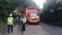 Truk Batubara Patah As, Macet Panjang di Lawang Kidul Muara Enim