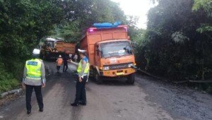 Truk Batubara Patah As, Macet Panjang di Lawang Kidul Muara Enim