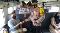 Dansat Brimob Polda Sumsel Turun Tangan Sosialisasikan Prokes dan Bagikan Masker di Stasiun Kereta Api