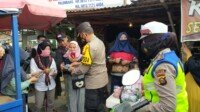 Kapolda Sumsel Bagikan Ribuan Masker di Muara Enim