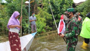 Presiden RI Bagikan 228 Paket Sembako Untuk Masyarakat Terdampak Banjir