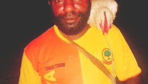 Anggota DPRD Deiyai Jalin Perasaan dengan Ayam Peliharaannya