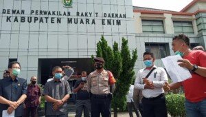 Juarsah Ditetapkan Tersangka, MKMB Lakukan Aksi Tuntut Asas Praduga Tak Bersalah di Gedung DPRD Muara Enim