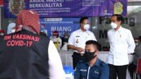 Presiden Jokowi Sidak Vaksinasi Massal Pedagang di Pasar Tanah Abang