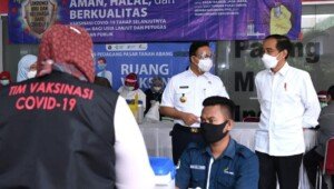 Presiden Jokowi Sidak Vaksinasi Massal Pedagang di Pasar Tanah Abang