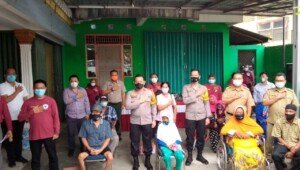 Polda dan GPS Babel Gelar Bakti Sosial Bagikan Sembako ke Warga