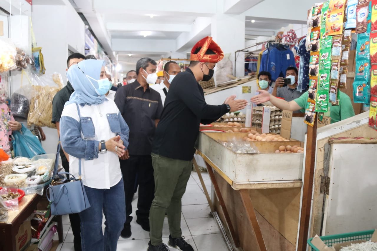 Wali Kota Medan Bobby Nasution meninjau Pasar Titi Kuning di Medan Sumut (Dok. Humas Pemkot Medan / Mattanews.co)