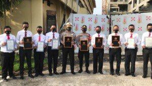 Sukses Ungkap Kasus, Kasat Lantas dan Kapolsek Kertapati Terima Penghargaan Kapolda Sumsel