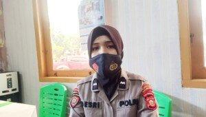 Srikandi Patroli Sabhara Polrestabes Palembang Viral Bantu Nenek Penjual Sayur Naik Angkot