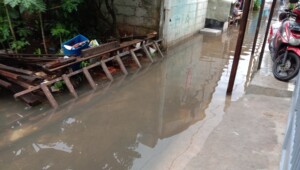 Diguyur Hujan Semalaman, Banjir Rendam Warga Kecapi 3 Meruya Utara Jakbar