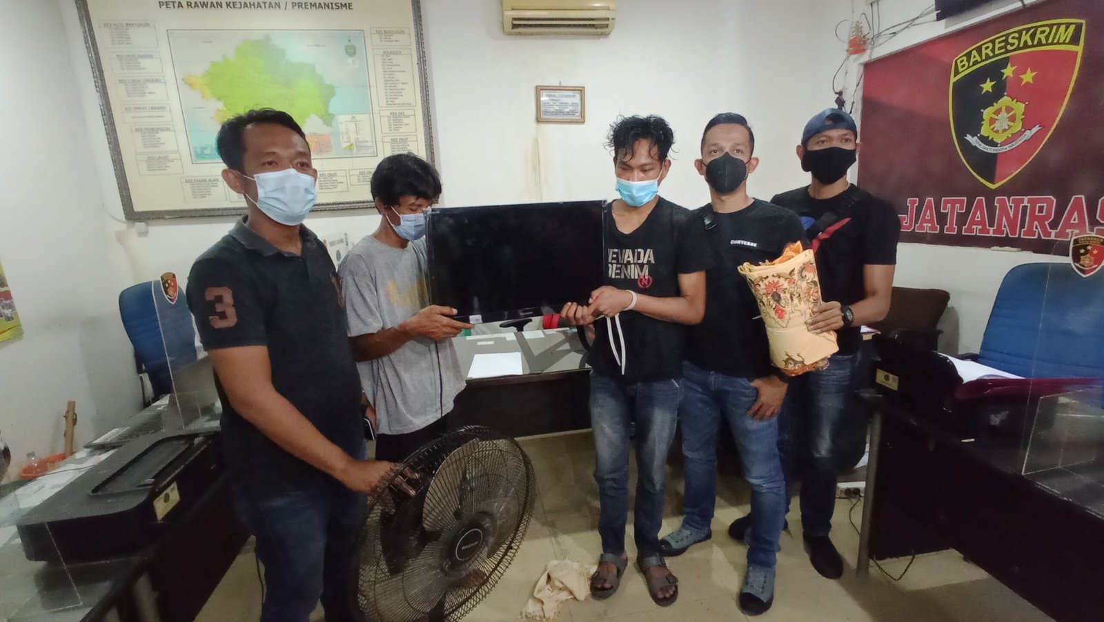 Dua orang warga Plaju Palembang Sumsel diciduk tim Polda Sumsel, usai mencuri barang berharga milik tetangganya (Dede Febryansyah / Mattanews.co)