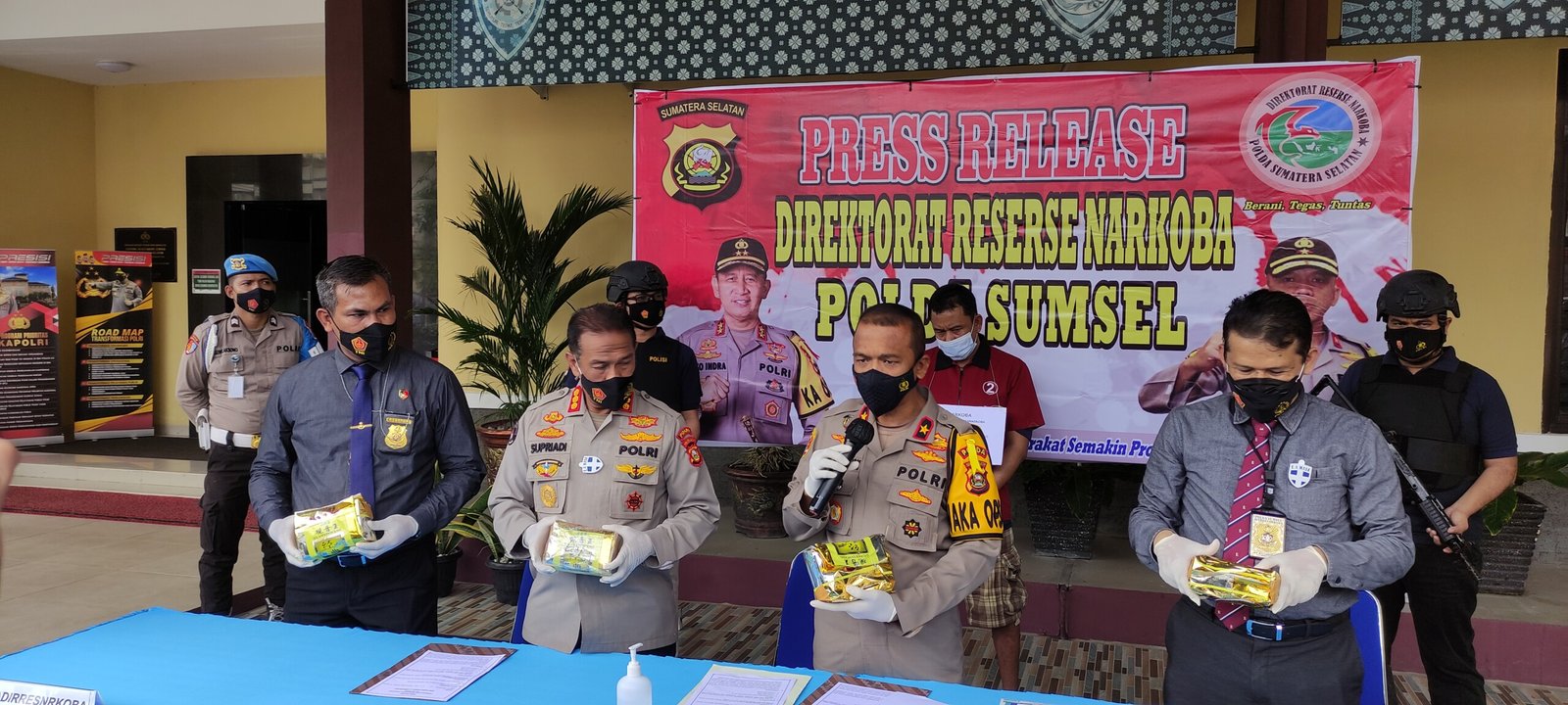 Polda Sumsel menggelar konferensi pers terkait penangkapan kurir narkoba di Musi Banyuasin, yang membawa 25 Kg narkoba jenis sabu (Dede Febryansyah / Mattanews.co)