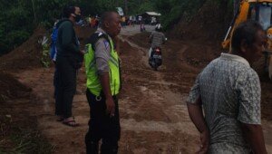 Pengamanan Arus Lalin Dilakukan di Jalan Amblas di Lahat