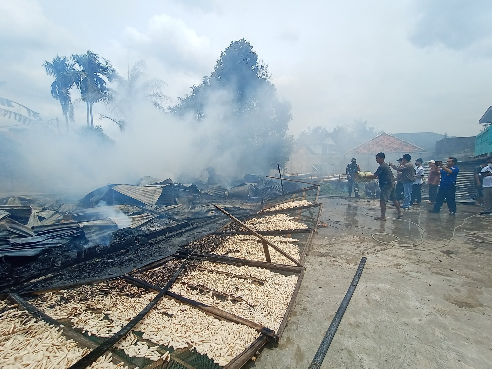 Pabrik kerupuk di Jalan Dwikora Palembang ludes terbakar si jago merah (Dede Febryansyah / Mattanews.co)