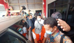 Pakai Rompi dan Diborgol, Wabup OKU Terpilih Keluar Rutan Menuju Pelantikan