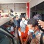 Wakil Bupati Ogan Komering Ulu (OKU) terpilih periode 2020-2025, Johan Anuar saat dibawa keluar rutan menuju ke Griya Agung Palembang untuk pelantikan wabup-wawabup se-Sumsel (Dede Febryansyah / Mattanews.co)