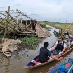 Tempuh Medan Berat, Herman Deru Bawa Bantuan Naik Perahu untuk Korban Puting Beliung Ogan Ilir