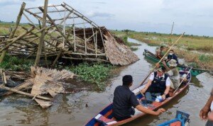 Tempuh Medan Berat, Herman Deru Bawa Bantuan Naik Perahu untuk Korban Puting Beliung Ogan Ilir