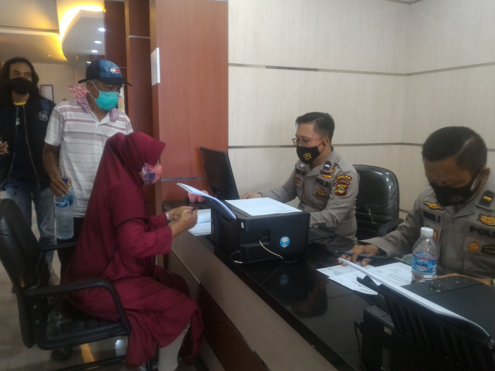 Surhana (63), warga Komplek Handayani Blok C3 Kelurahan Sukajadi saat melaporkan penjambretan yang dialaminya ke SPKT Polda Sumsel (Dede Febryansyah / Mattanews.co)