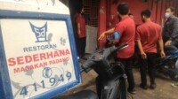 Pria Berjaket Ojol di Palembang Terekam CCTV Curi Pesanan Daging Rumah Makan