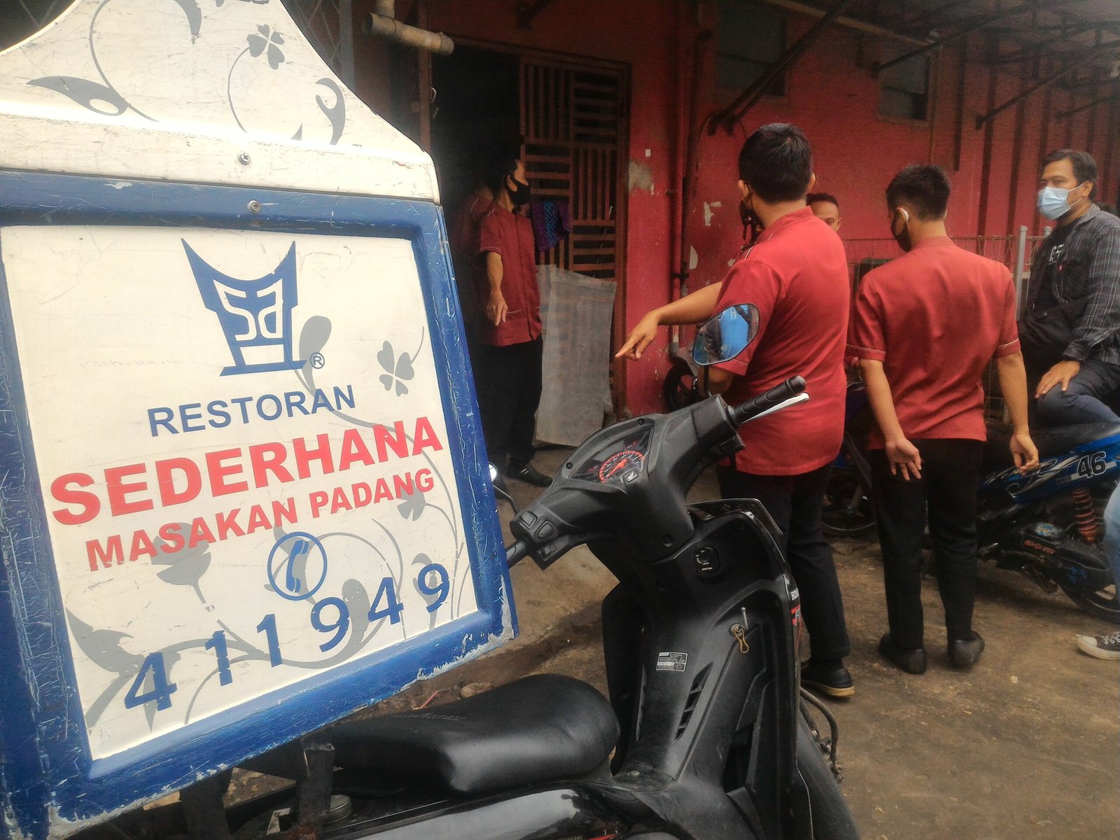 Salah satu rumah makan Padang di Palembang yang menjadi TKP pencurian daging yang terekam kamera CCTV (Dede Febryansyah / Mattanews.co)