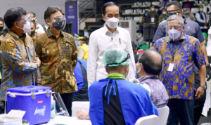 Tinjau Vaksinasi bagi Wartawan, Presiden: Semoga Dapat Berikan Perlindungan bagi Awak Media