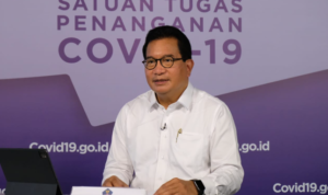 Masker Berkalung Jadi Tren, Prof Wiku: Melepaskan dan Menyimpan Masker Harus Memperhatikan Higienitas