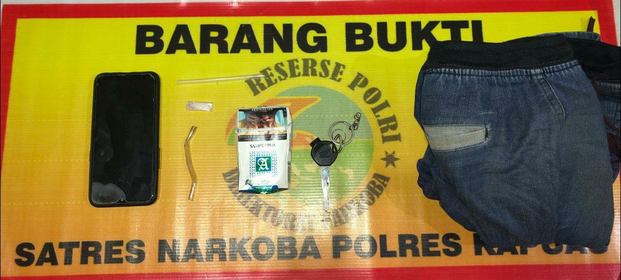 Satresnarkoba Polres Kapuas mengamankan pelaku dan barang bukti narkoba jenis sabu (Dok. Humas Polres Kapuas / Mattanews.co)