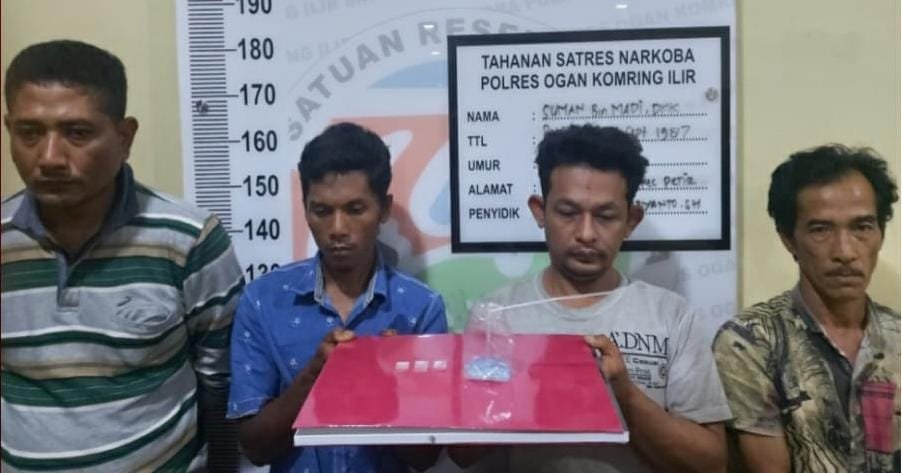 JN, Kepala Desa (Kades) Sumber Hidup Kabupaten Ogan Komering Ilir (OKI) Sumatera Selatan (Sumsel) bersama ketiga rekannya, ditangkap tim Polres OKI Sumsel, karena kedapatan bermain judi sambil mengkonsumsi narkoba jenis sabu (Dok. Humas Polres OKI / Mattanews.co)